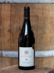 Bouteille de vin rouge Cuvée Tradition AOC Chinon du domaine du Puy Rigault à Savigny-en-Véron.