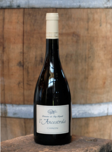 Bouteille de vin rouge, cuvée l’Ancestrale, AOC Chinon du domaine du Puy Rigault à Savigny-en-Véron.